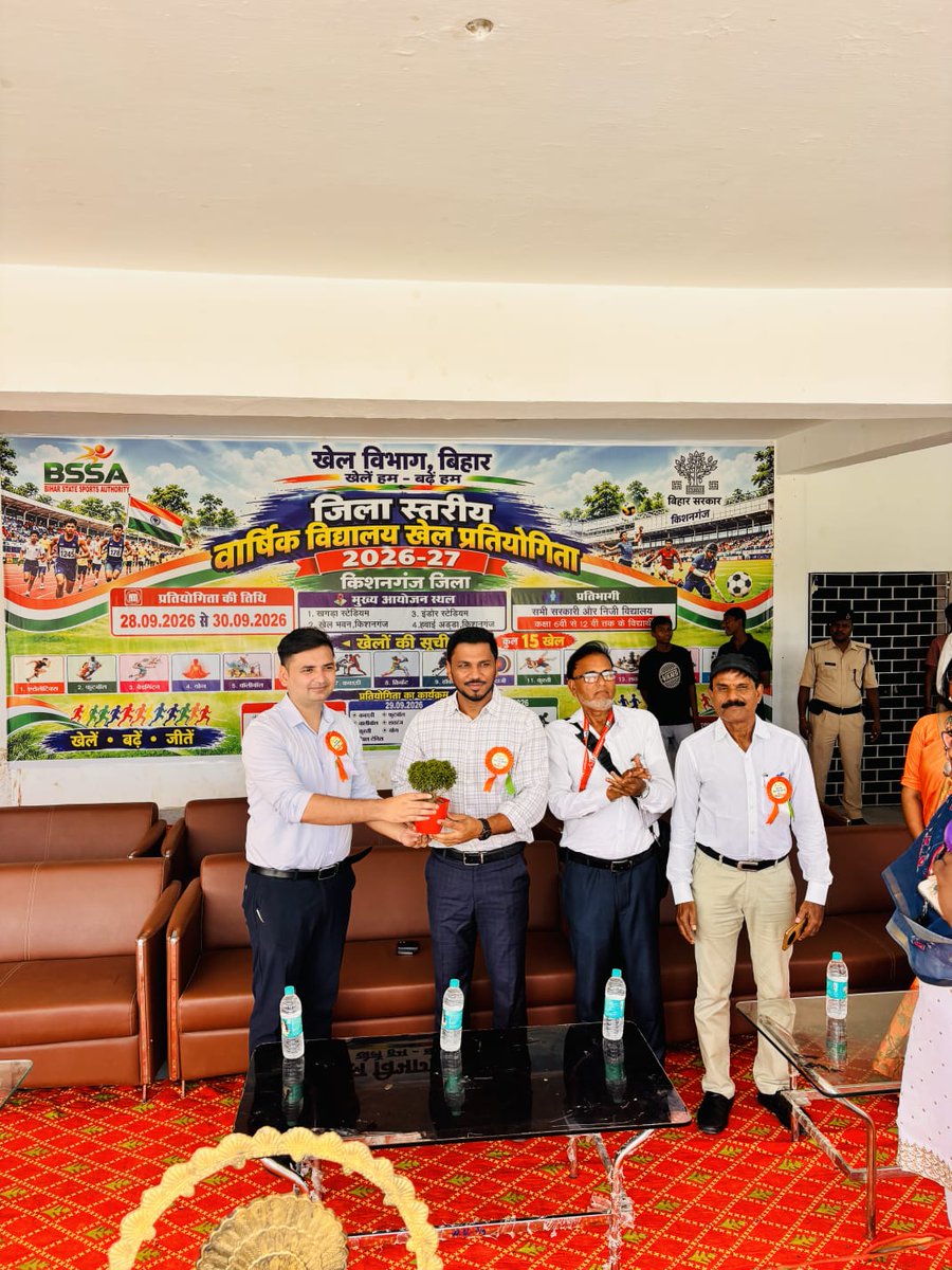 DM_Kishanganj's tweet photo. *किशनगंज में SGFI खेल प्रतियोगिता का शुभारंभ*

किशनगंज :- श्री नवीन कुमार, जिला पदाधिकारी, किशनगंज के निर्देशानुसार आज दिनांक 28 सितंबर 2026 को स्कूल गेम्स फेडरेशन ऑफ इंडिया (SGFI) के अंतर्गत किशनगंज जिले में तीन दिवसीय विद्यालयी खेल प्रतियोगिता का शुभारंभ किया गया।

 यह प्रतियोगिता 28 सितंबर से 30 सितंबर 2026 तक आयोजित की जा रही है।

प्रतियोगिता का उद्घाटन अनुमंडल पदाधिकारी, किशनगंज श्री अनिकेत कुमार, जिला खेल पदाधिकारी श्री आदित्य कुमार सिंह एवं जिला स्वच्छता पदाधिकारी श्री स्वरूपम द्वारा संयुक्त रूप से किया गया।

इस दौरान अनुमंडल पदाधिकारी, किशनगंज श्री अनिकेत कुमार ने प्रतियोगिता में भाग लेने वाले सभी महिला/ पुरुष खिलाड़ियों को प्रोत्साहित करते हुए कहा कि खिलाड़ी पूरे खेल भावना, अनुशासन एवं उत्साह के साथ प्रतियोगिता में भाग लें। 

उन्होंने खिलाड़ियों से अपने उत्कृष्ट प्रदर्शन के लिए निरंतर प्रयास करने तथा खेल के क्षेत्र में आगे बढ़ने के लिए नियमित अभ्यास एवं समर्पण के साथ खेल गतिविधियों में सहभागिता करने का आह्वान किया।

इस अवसर पर उपस्थित पदाधिकारियों द्वारा खिलाड़ियों का उत्साहवर्धन करते हुए उन्हें बेहतर प्रदर्शन के लिए शुभकामनाएं दी गईं। खिलाड़ियों को यह संदेश दिया गया कि खेल केवल प्रतिस्पर्धा का माध्यम नहीं, बल्कि अनुशासन, टीम भावना, आत्मविश्वास एवं व्यक्तित्व विकास का महत्वपूर्ण माध्यम भी है।

SGFI के अंतर्गत आयोजित इस प्रतियोगिता के प्रथम दिवस मुख्य रूप से एथलेटिक्स प्रतियोगिताओं का आयोजन किया गया, जिसमें 100 मीटर दौड़ सहित विभिन्न एथलेटिक्स स्पर्धाओं में खिलाड़ियों ने उत्साहपूर्वक भाग लिया।

 विभिन्न विद्यालयों से आए प्रतिभावान खिलाड़ियों ने अपनी खेल प्रतिभा एवं उत्कृष्ट प्रदर्शन का परिचय दिया।

जिला प्रशासन द्वारा जिलेभर में खेल प्रतिभाओं को बेहतर मंच उपलब्ध कराने तथा विद्यालय स्तर पर खेल संस्कृति को बढ़ावा देने के उद्देश्य से SGFI प्रतियोगिता का आयोजन कराया जा रहा है। 
प्रतियोगिता के सफल एवं सुव्यवस्थित आयोजन हेतु संबंधित पदाधिकारियों एवं कर्मियों को आवश्यक दिशा-निर्देश दिए गए हैं।

#CMOBihar #IPRDBihar #CMSamrat #samratchoudhary #kishangaj #kishanganjadministration #sportsdepartmentbihar
@samrat4bjp