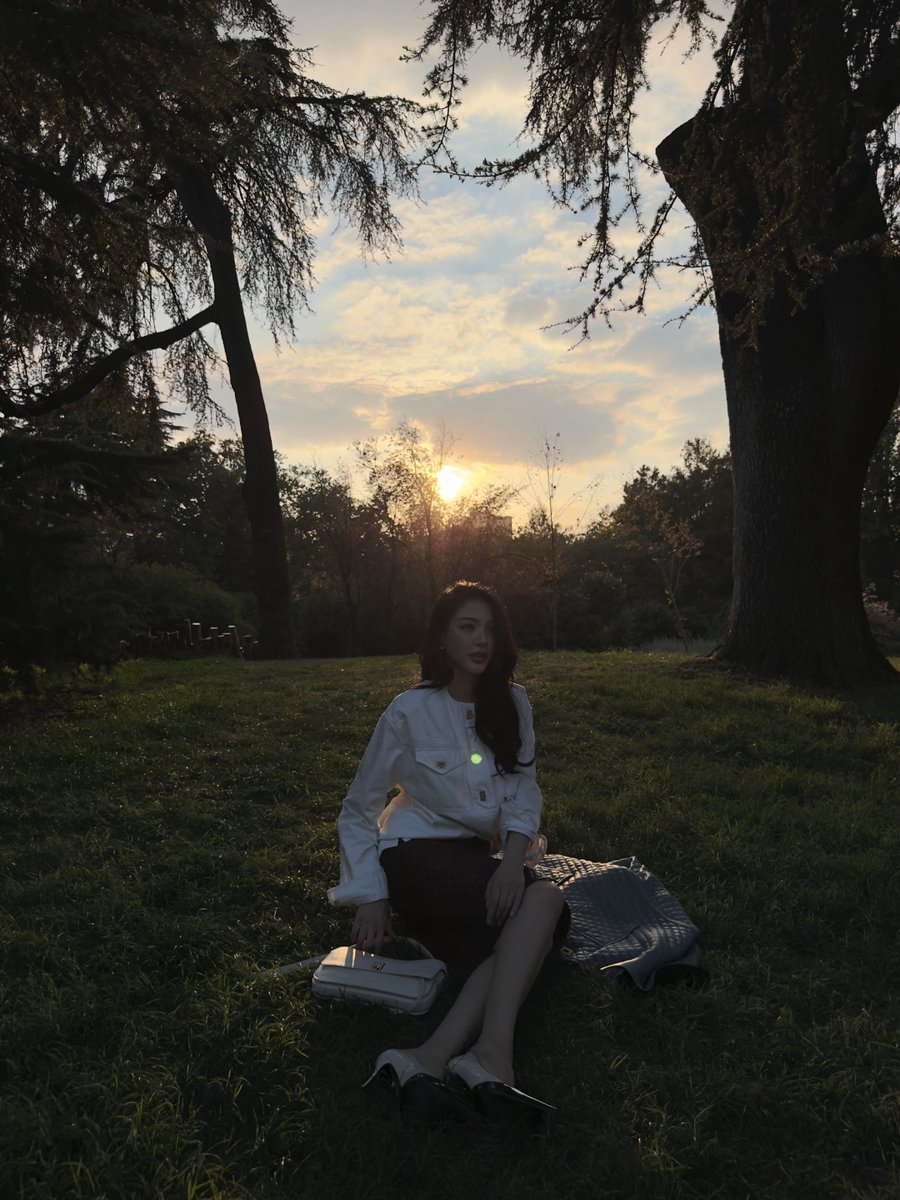 FFabel_Ent's tweet photo. FAYE × FERRAGAMO SS27 ✨

@Ferragamo @malisorn00 

#FerragamoXFaye
#FerragamoSS27
#Ferragamo
#FerragamoCaraBag https://t.co/l6HKCN9y7H