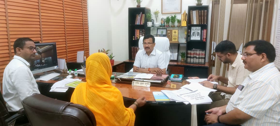 DMBahraich's tweet photo. जनता दर्शन के दौरान जन समस्याओं की सुनवाई करते हुये जिला अधिकारी राजेश कुमार पाण्डेय। @CMOfficeUP @ChiefSecyUP @UPGovt https://t.co/PBavvvXozq