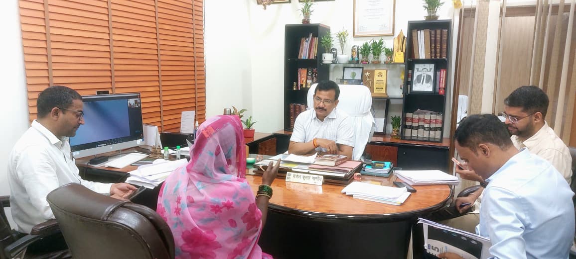 DMBahraich's tweet photo. जनता दर्शन के दौरान जन समस्याओं की सुनवाई करते हुये जिला अधिकारी राजेश कुमार पाण्डेय। @CMOfficeUP @ChiefSecyUP @UPGovt https://t.co/PBavvvXozq