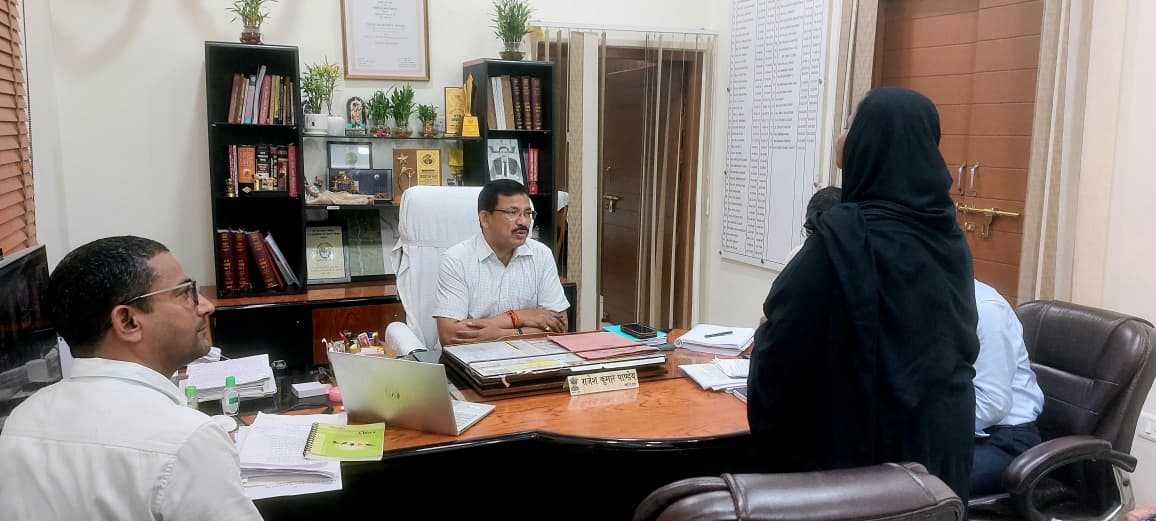 DMBahraich's tweet photo. जनता दर्शन के दौरान जन समस्याओं की सुनवाई करते हुये जिला अधिकारी राजेश कुमार पाण्डेय। @CMOfficeUP @ChiefSecyUP @UPGovt https://t.co/PBavvvXozq