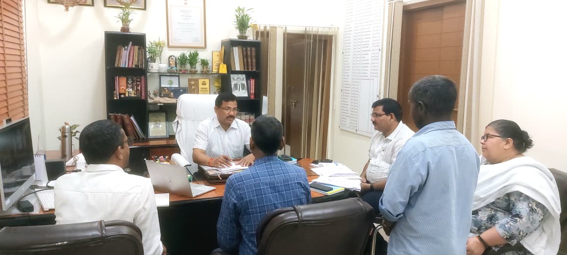 DMBahraich's tweet photo. जनता दर्शन के दौरान जन समस्याओं की सुनवाई करते हुये जिला अधिकारी राजेश कुमार पाण्डेय। @CMOfficeUP @ChiefSecyUP @UPGovt https://t.co/PBavvvXozq