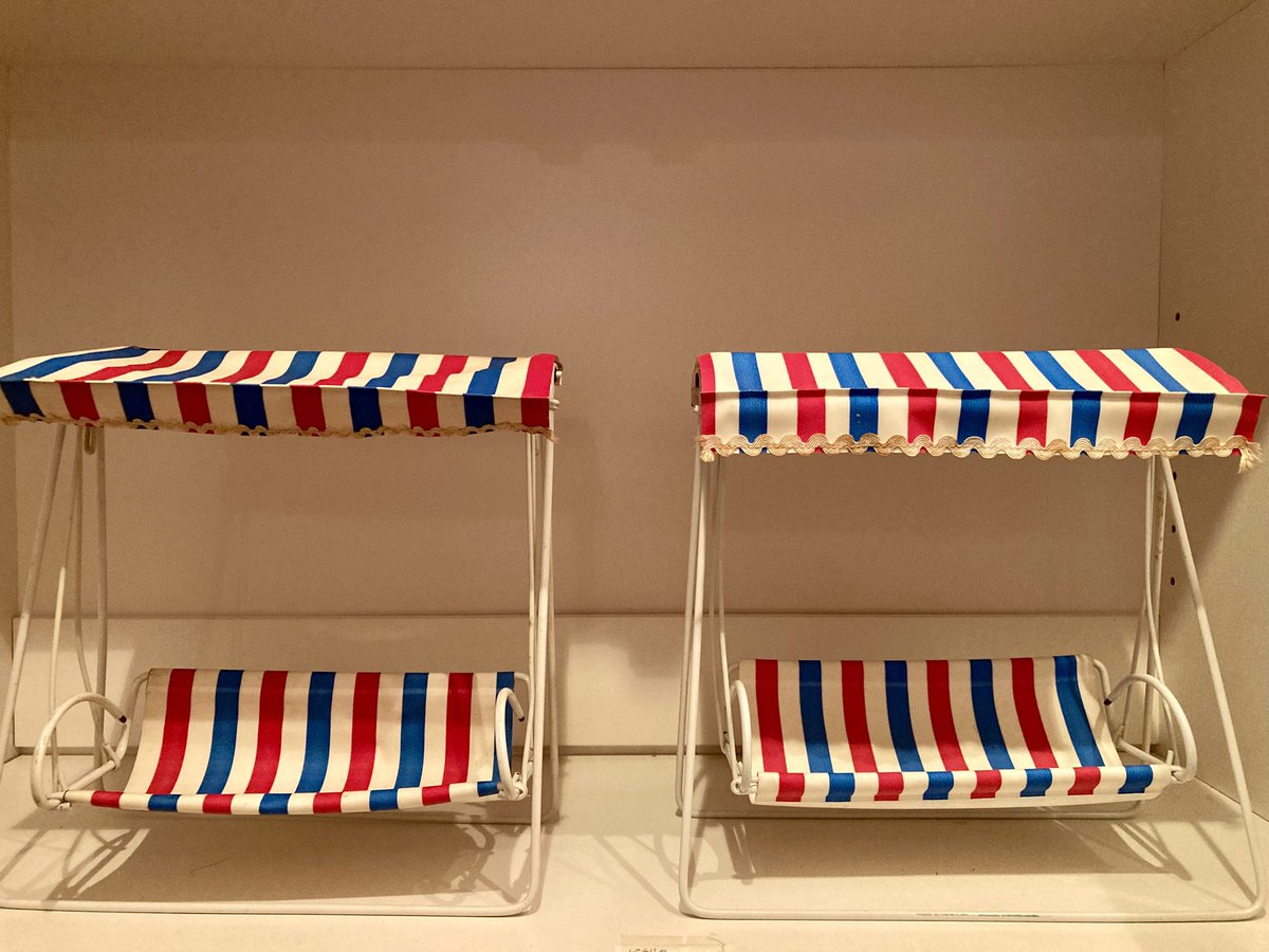 ikekumi's tweet photo. 「昔の駄菓子屋の軒先テントに似てるからそこで売られていた駄玩具かな？」と思ったアナタ！実はビンテージバービーの日本仕様のドール用ブランコなんです。1台4万位の価値があります。コレクションしている方は捨てられないようにしましょうね！（自戒も込めて）#ビンテージバービー 
#日本仕様
#玩具 https://t.co/VPgFCwp279