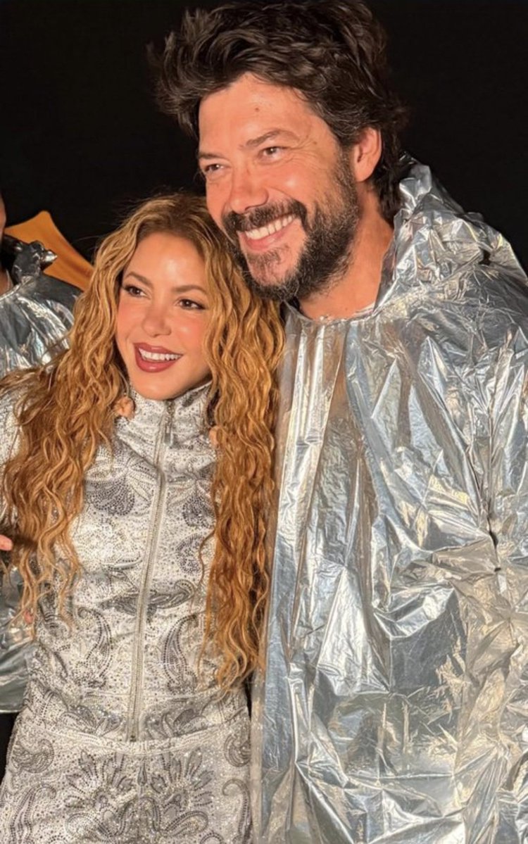 Panucci_06's tweet photo. NOOO 😭 Mi Profesor favorito caminando con mi Loba Reina… ¡y yo me lo perdí! 😭😭😭😭🐺👑
#Shakira https://t.co/QNmtYoovRH