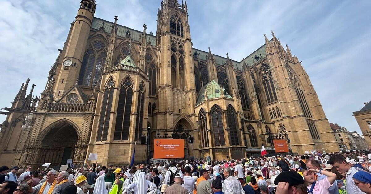 ici_alsace's tweet photo. EN IMAGES - la déambulation du pape Léon XIV dans les rues de Metz.
#PapeaMetz
➡️ https://t.co/uWiW4xq2Zh https://t.co/b5NczmkO6A