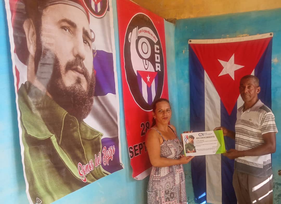 ConsejoPinar's tweet photo. El #ConsejoElectoralMunicipal de #SanJuanYMartínez en saludo al Aniversario 6️⃣6️⃣ de los @cdr_cuba asaltó la sede municipal. Se reconoció la labor de este organismo en los procesos electorales y del presidente del consejo junto a la secretaria. El #CDR7  fue Vanguardia Nacional. https://t.co/1AldLyMm6G