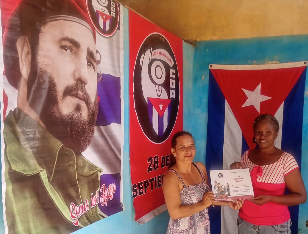 ConsejoPinar's tweet photo. El #ConsejoElectoralMunicipal de #SanJuanYMartínez en saludo al Aniversario 6️⃣6️⃣ de los @cdr_cuba asaltó la sede municipal. Se reconoció la labor de este organismo en los procesos electorales y del presidente del consejo junto a la secretaria. El #CDR7  fue Vanguardia Nacional. https://t.co/1AldLyMm6G