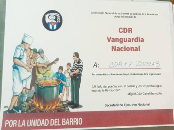ConsejoPinar's tweet photo. El #ConsejoElectoralMunicipal de #SanJuanYMartínez en saludo al Aniversario 6️⃣6️⃣ de los @cdr_cuba asaltó la sede municipal. Se reconoció la labor de este organismo en los procesos electorales y del presidente del consejo junto a la secretaria. El #CDR7  fue Vanguardia Nacional. https://t.co/1AldLyMm6G