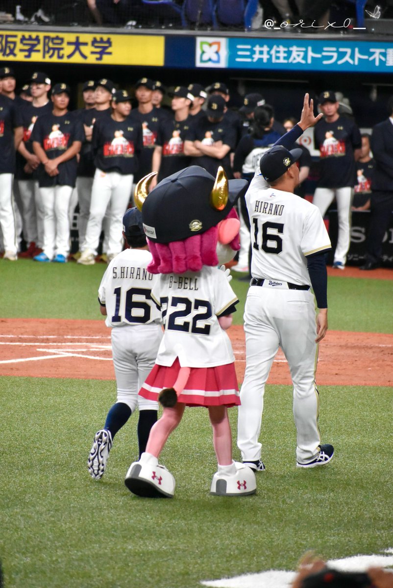 _orix0_h's tweet photo. 最後は息��さんと一緒に🚶‍♀️

#平野佳寿
#bs2026
#オリックスバファローズ https://t.co/1FDNqeru5s