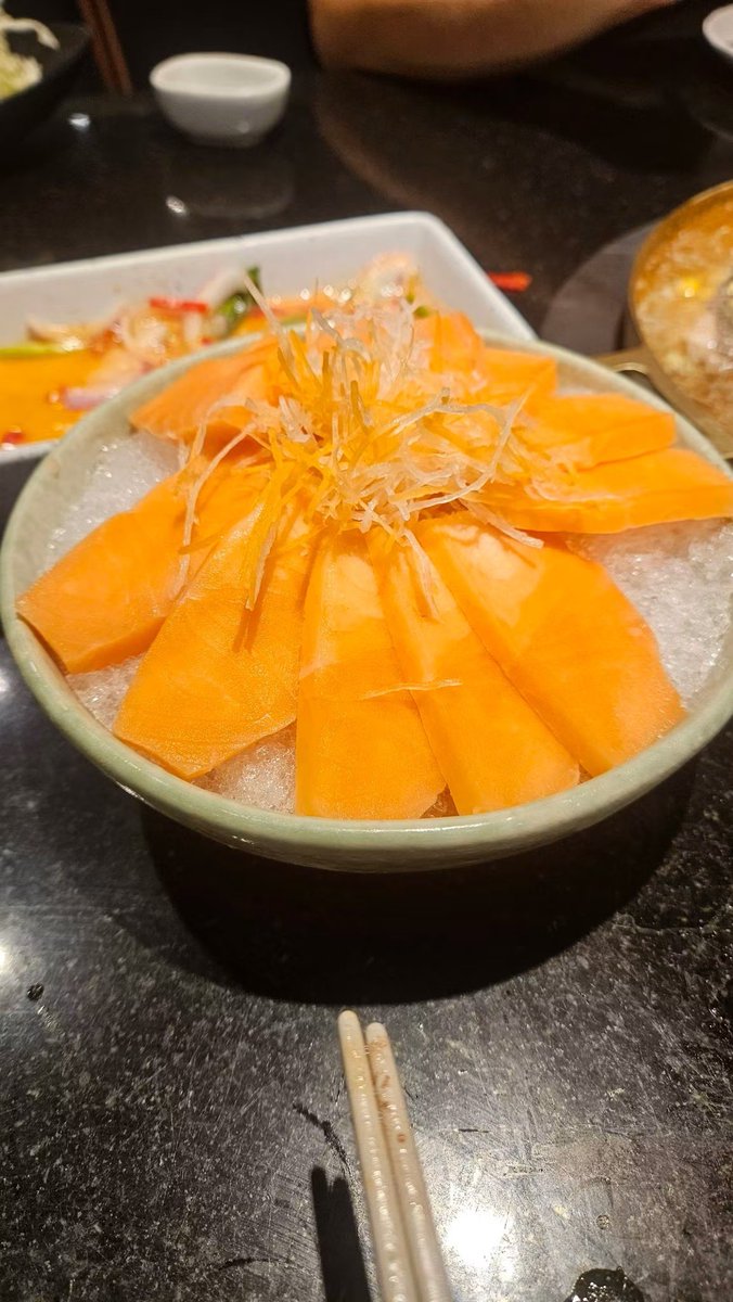 krakraxt's tweet photo. เจ้าของโพสต์ได้ไปทานบุฟเฟต์ที่มี Salmon Sashimi กับครอบครัว แล้วพบว่าเย็นเกินไปจนทานไม่ได้เลย

พอบอกร้านพนักงานก็แนะนำแค่ว่าต้องรอให้หายเย็นก่อน แต่บุฟเฟ่ต์ก็มีการจำกัดเวลา ทำให้ต้องเปลี่ยนไปสั่งเมนูอื่นกินแทน

ตอนแรกที่เห็นโพสต์นี้แว้บแรกนึกว่าเป็นแครอทด้วยซ้ำ ไม่เหมือนแซลมอนเลย https://t.co/A8DqnvwdJD