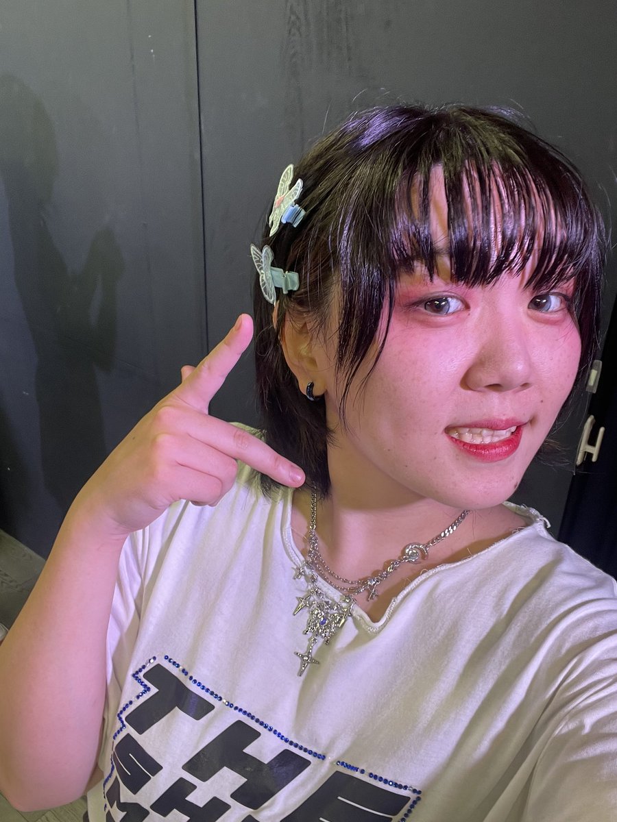ivsan5252's tweet photo. 千穐楽、取り急ぎありがとうございました！
🎩🔔「自然と笑みまでこぼれちゃう♡」
💙🦋「蝶々！！！3つもついてるんだ！」
 #メゾン・ド・マリアの亡霊   
 #センターアイドル殺人事件 
 #生ワ松ト剛腕 https://t.co/j7f4OivslS