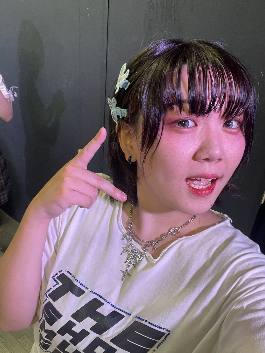 ivsan5252's tweet photo. 千穐楽、取り急ぎありがとうございました！
🎩🔔「自然と笑みまでこぼれちゃう♡」
💙🦋「蝶々！！！3つもついてるんだ！」
 #メゾン・ド・マリアの亡霊   
 #センターアイドル殺人事件 
 #生ワ松ト剛腕 https://t.co/j7f4OivslS