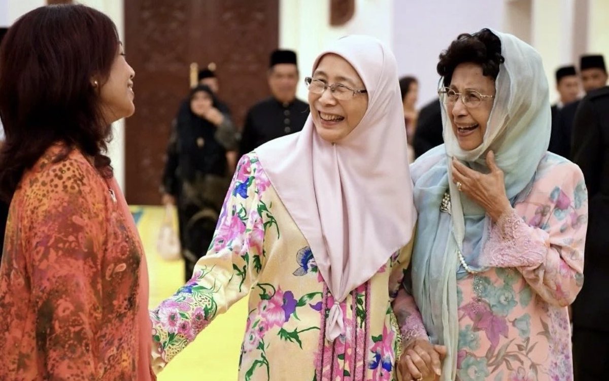 IzzLatif's tweet photo. My view is always this: you maybe not a fan of their husbands. But fact is these two women are always full of love and respect for each other.

Selamat jalan dan terima kasih Tun Hasmah atas setiap jasa untuk kebaikan wanita, bidang kesihatan dan masa depan generasi muda 🤍 https://t.co/ScY3EuEvCy
