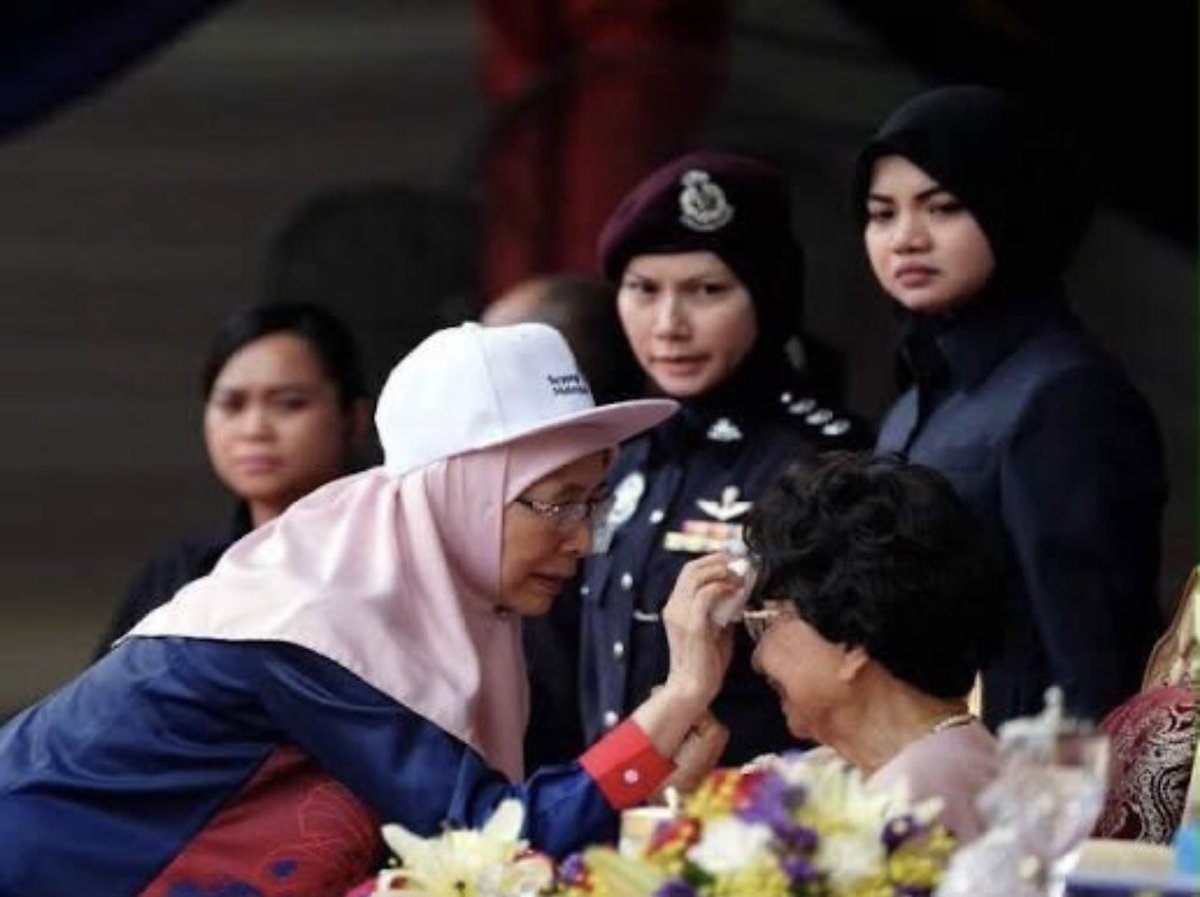 IzzLatif's tweet photo. My view is always this: you maybe not a fan of their husbands. But fact is these two women are always full of love and respect for each other.

Selamat jalan dan terima kasih Tun Hasmah atas setiap jasa untuk kebaikan wanita, bidang kesihatan dan masa depan generasi muda 🤍 https://t.co/ScY3EuEvCy