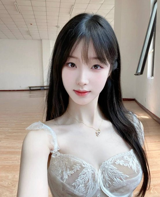 AlexakStorms's tweet photo. 晚上好！！
人机滚一边
现在来一个正常男生
信不信我分分钟把你聊🐍了 https://t.co/JesRlxMKxH