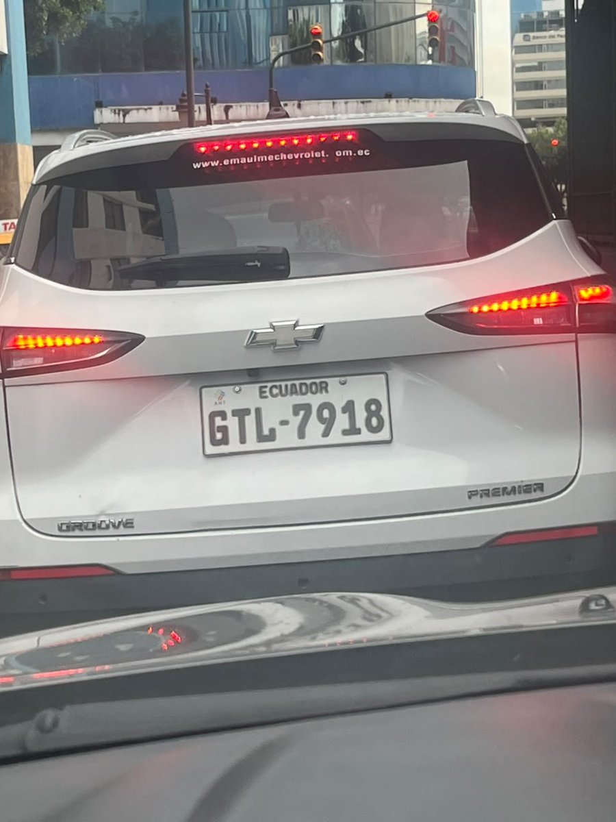 EmergenciasEc's tweet photo. #DenunciaCiudadana
El tráfico en el centro de Guayaquil estaba paralizado, pero no por un accidente, sino por un conductor que decidió bajarse en pleno semáforo en rojo a orinar.
El hombre se tomó todo su tiempo mientras los demás vehículos esperaban. https://t.co/lpGT3pSOGG
