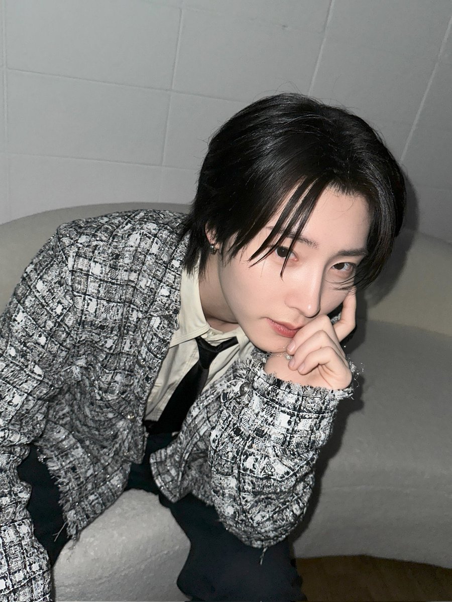KeitenShines's tweet photo. 𝚁𝙸𝙰𝙰𝙽.

Lahir 16 Januari 2003, Kakak kedua di grup. Posisinya di grup adalah Vokalis. Sebelum debut dengan 𝚑𝚛𝚝𝚣.𝚠𝚊𝚟, Kakak bersuara indah ini sudah terlebih dulu debut sebagai solois dengan single “Treat Me Better.” https://t.co/zfvxOeNxqh