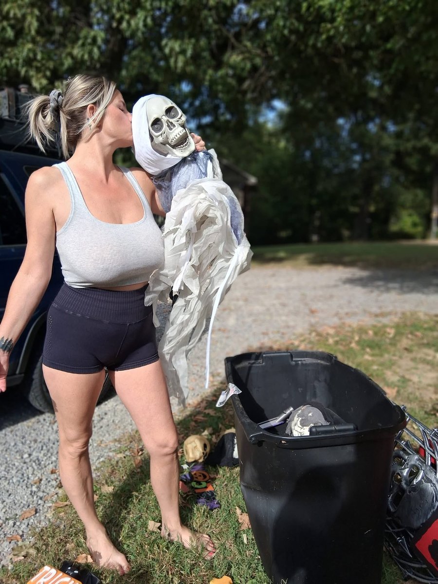 Mrs_sarah12's tweet photo. Let the Halloween Decorating Begin!   🎃 👻
Anyone wanna Help Me Hang a 9 Ft Skeleton Off my Roof? 🤣 ☠️

#halloweendecor #halloweenvibes #sexyhalloween #Halloween #spookyseason #spooky #spookycute #SpookyVibes #explorepage https://t.co/EWLyEBlR0D
