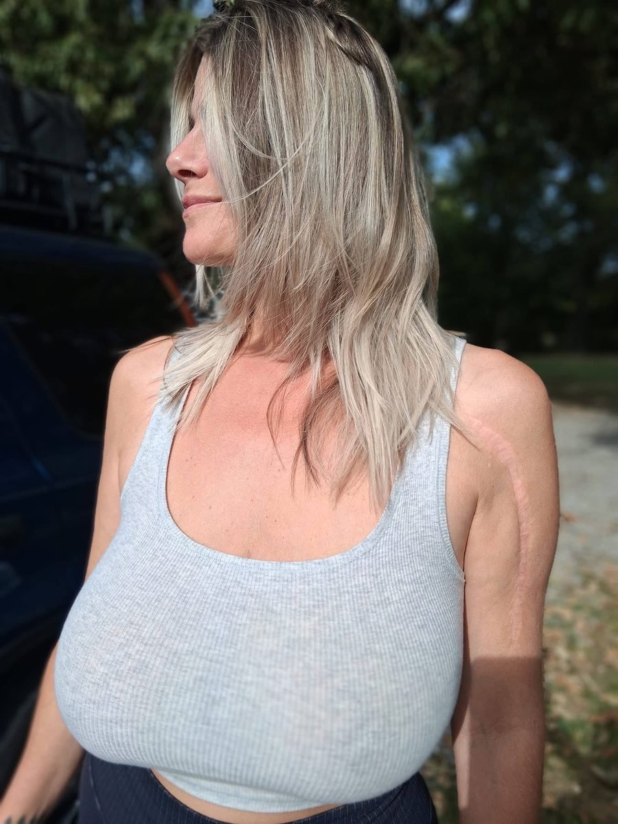 Mrs_sarah12's tweet photo. Let the Halloween Decorating Begin!   🎃 👻
Anyone wanna Help Me Hang a 9 Ft Skeleton Off my Roof? 🤣 ☠️

#halloweendecor #halloweenvibes #sexyhalloween #Halloween #spookyseason #spooky #spookycute #SpookyVibes #explorepage https://t.co/EWLyEBlR0D
