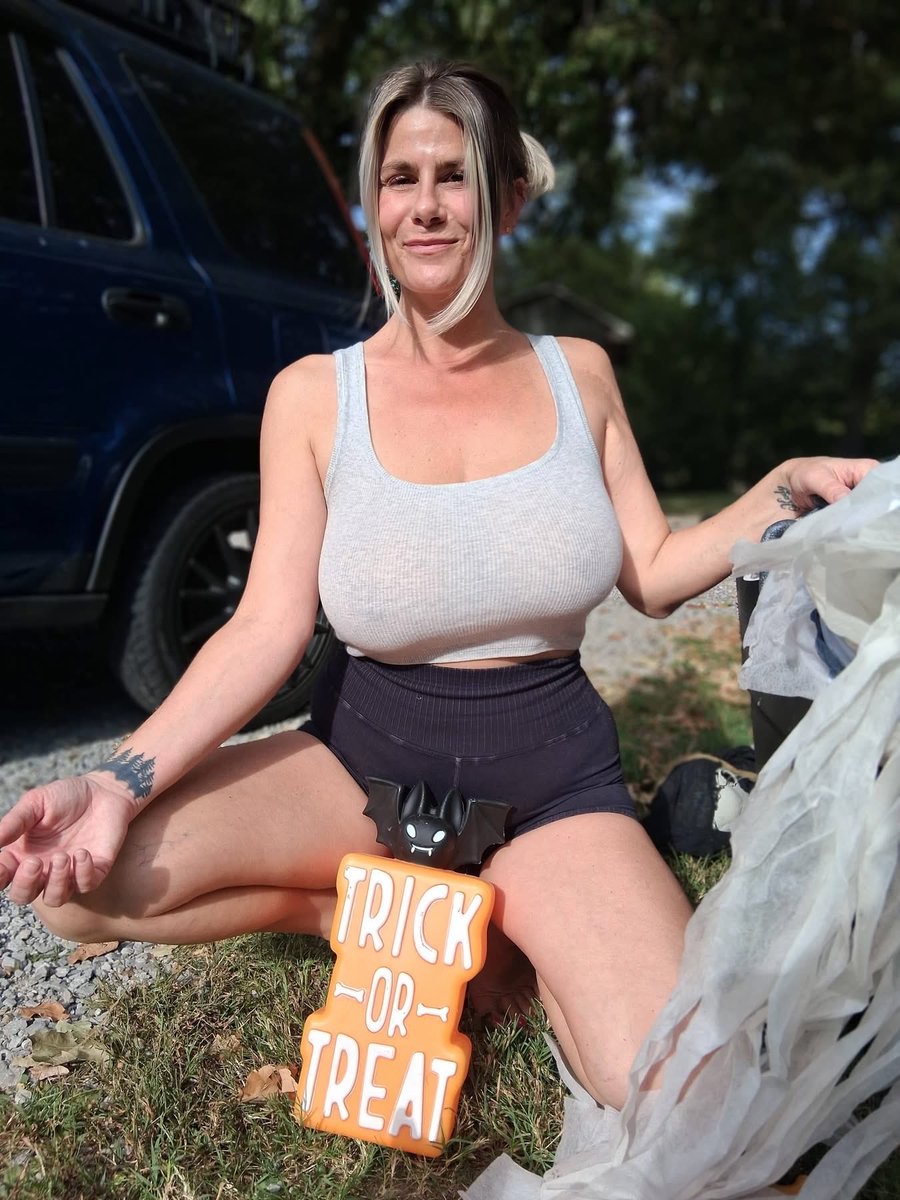 Mrs_sarah12's tweet photo. Let the Halloween Decorating Begin!   🎃 👻
Anyone wanna Help Me Hang a 9 Ft Skeleton Off my Roof? 🤣 ☠️

#halloweendecor #halloweenvibes #sexyhalloween #Halloween #spookyseason #spooky #spookycute #SpookyVibes #explorepage https://t.co/EWLyEBlR0D