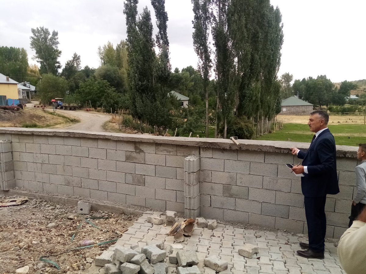 PatnosMEM's tweet photo. 📌EĞİTİMDE SAHA ODAKLI ÇALIŞMALAR DEVAM EDİYOR

Patnos İlçe Milli Eğitim Müdürü Sayın Yüksel ZORLU, saha ziyaretleri kapsamında Alatay İlk-Ortaokulu ile Aladağ İlkokulu’nu ziyaret etti.

​Ziyaretin ilk durağında Alatay İlk-Ortaokulu’nda okul idarecileri ve öğretmenlerle bir araya gelen Sayın ZORLU, eğitim-öğretim faaliyetleri hakkında bilgi alarak görüş ve talepleri dinledi.

​Akabinde Aladağ İlkokulu’na geçen İlçe Milli Eğitim Müdürümüz, okul bahçesinde devam eden kilit parke taşı döşeme ve yenileme çalışmalarını yerinde inceleyerek yetkililerden süreç hakkında bilgi aldı.

@tcmeb
@tcagrivaliligi
@agrimem 
@halukcakan12 
@patnos_004
@YkselZorlu