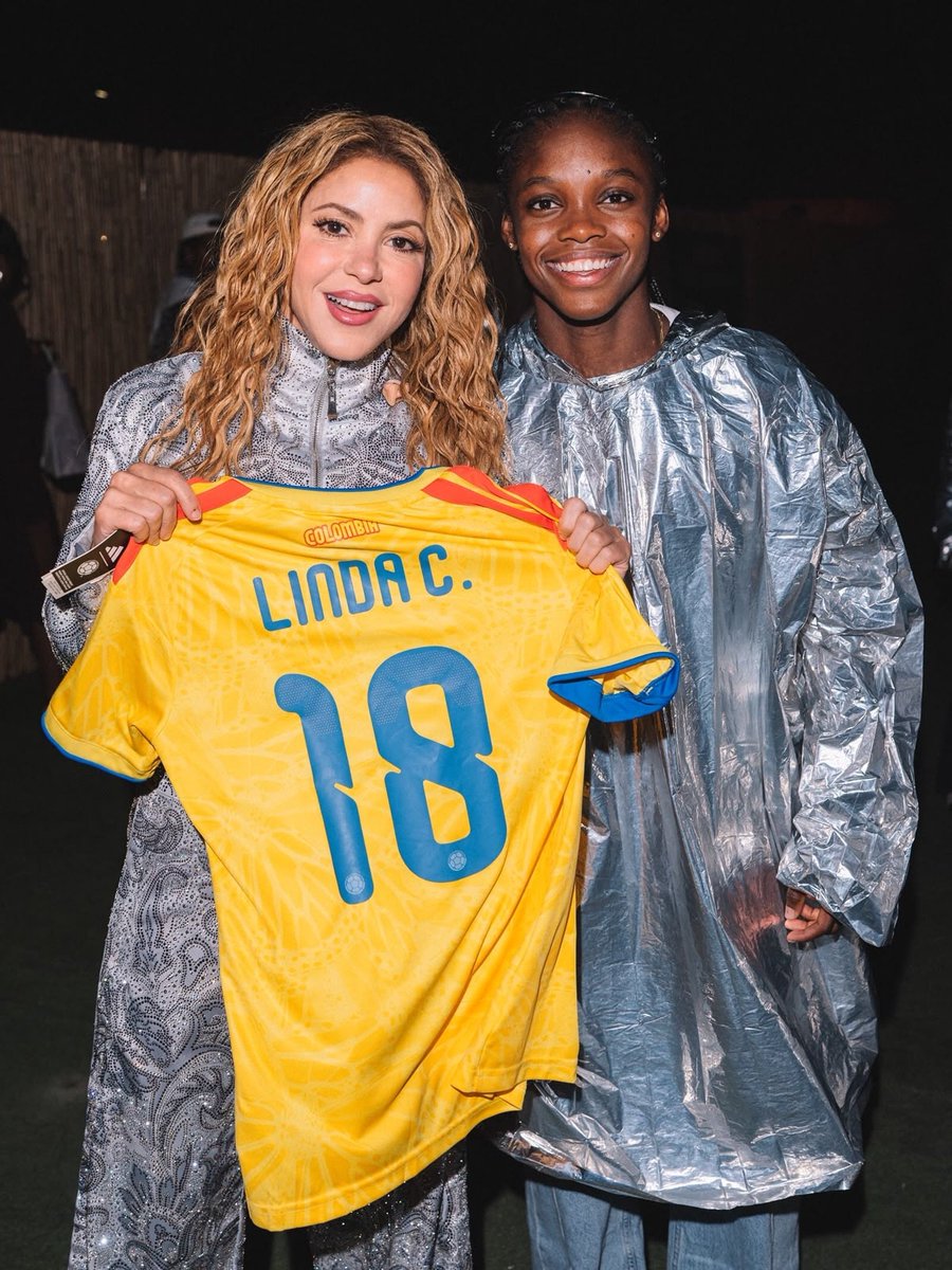 WGolazo's tweet photo. THE COLOMBIAN LINK-UP WE NEEDED 🇨🇴

Linda Caicedo joined Shakira on stage in Madrid for the ‘She-Wolf Walk’ and gifted the superstar a Colombia shirt 🐺🎤 https://t.co/Dp2aZQrbA5
