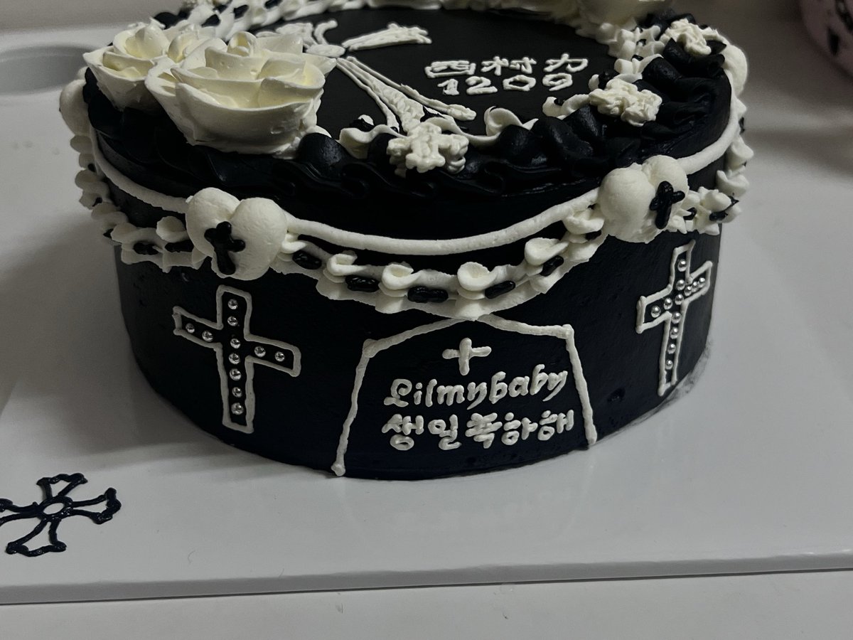 nikinyannn's tweet photo. うちがオーダーしたケーキも完璧再現だからみて https://t.co/2knH2NX8tY