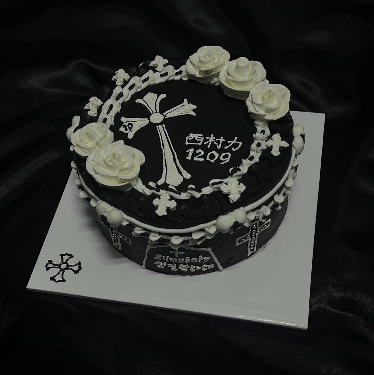 nikinyannn's tweet photo. うちがオーダーしたケーキも完璧再現だからみて https://t.co/2knH2NX8tY