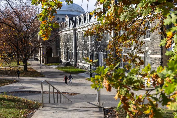 danskuss's tweet photo. Ku bantu rangkumin:

Kasus pemerkosaan massal (gang rape) di Cornell University lagi rame lagii dibahas scara global. 

Kasus ini mencuat setelah korban (dengan nama samaran Jane Doe) mengajukan gugatan hukum setebal 101 halaman terhadap pihak kampus dan tujuh pelaku.

IYAA! TUJUH PELAKU!
SEMUANYA LAKI-LAKI! 🙀

Peristiwa menjijikann ini trjadi pada Oktober 2024 lalu di rumah perkumpulan mahasiswa (fraternity) Chi Phi. Saat itu, korban diduga dicekoki obat bius ketamin sampe ngga sadar dan ngga berdaya, lalu dilecehkan slama berjam-jam (skitar 7 jam in total). Parahnya, salah satu pelaku bahkan sempat mengirim pesan di grup Snapchat buat "mengundang" anggota lain untuk ikutann 🤢🤮

Masyarakat dan figur publik seperti aktris Florence Pugh langsung geram karnaa sanksi dari pihak kampus dinilai kelewat lembek. Dari tujuh orang pelaku, cuma dua yang dikeluarkan dari kampus, sedangkan sisanya cuma dihukum skorsing ringan atau diminta menulis esai. Korban sendiri akhirnya terpaksa keluar dari Cornell karena trauma berat.

HUKUMAN UNTUK PELAKU PELECEHAN SEKSUAL HANYA MENULIS ESSAY / KARYA TULIS! 😤

Kabar terbarunya, stelahh kasus enihh viral dan memicu desakan publik, Jaksa Wilayah Tompkins County akhirnya resmi membuka kembali penyelidikan kriminal ini ke tingkat Grand Jury (Dewan Juri Agung) supaya para pelaku bisa diseret ke jalur pidanaa! ☝🏻❤️‍🩹

#MeToo
#NoMore