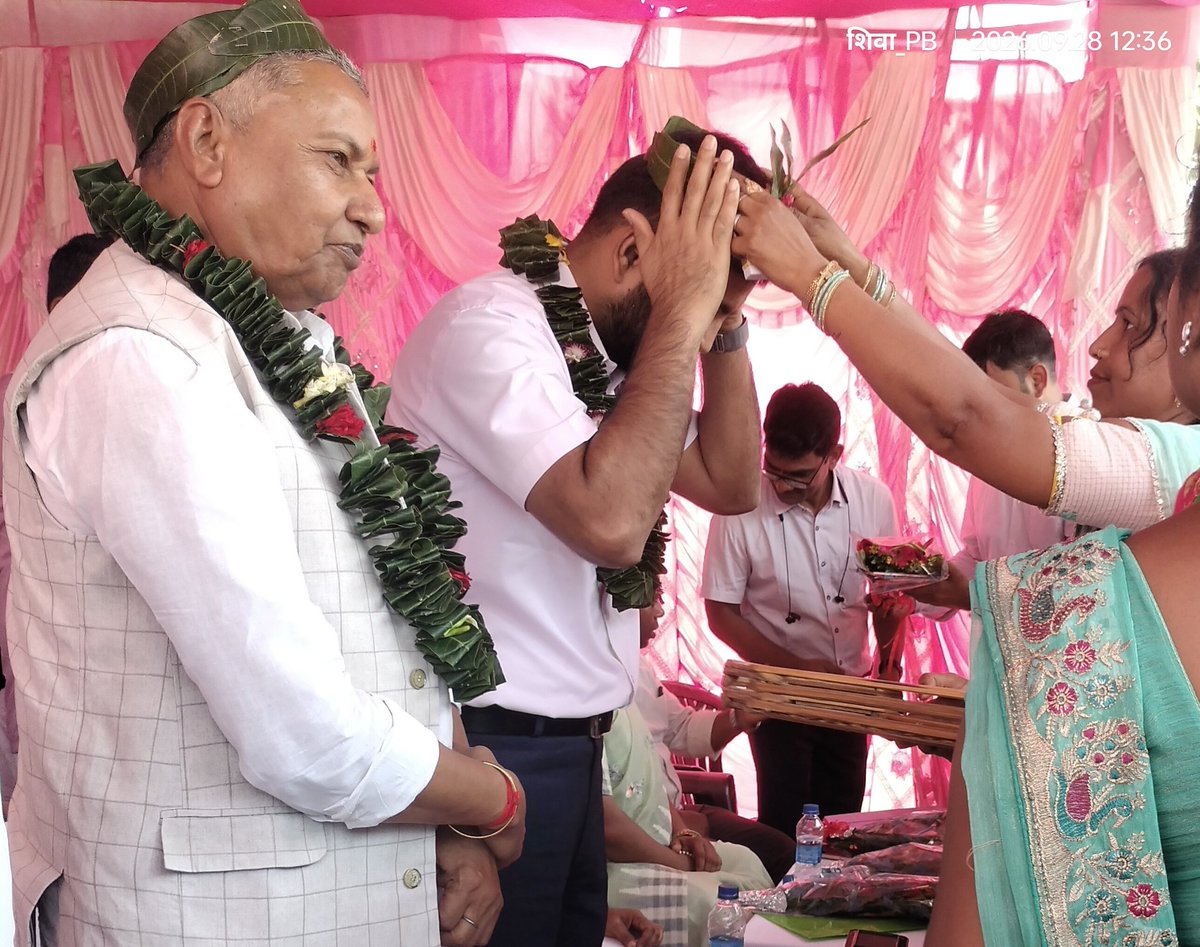 pin2kiapnidiary's tweet photo. रोज़गार मेला कार्यक्रम में माननीय सांसद महोदय, उपायुक्त महोदय एवं DPM Ma'am का स्वागत एवं दीप प्रज्वलित करते हुए कार्यक्रम का शुभारंभ। 💐🎈
Block Panki, Palamu
@DC_Palamu __________________________________
#pin2kiapnidiary
#jslps #nrlm #lokos #DDUGKY #JobFair #YouthEmployment https://t.co/2az7GN2Do9