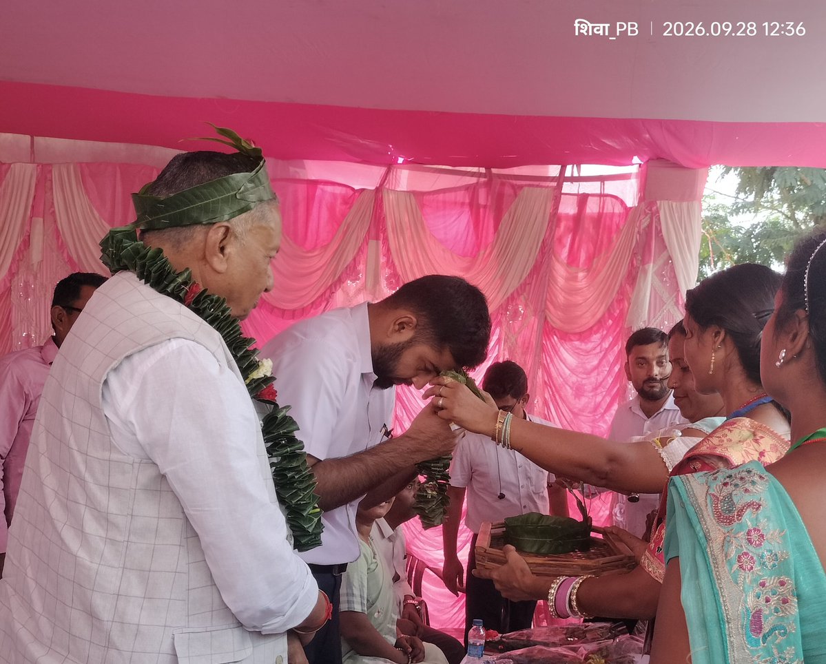 pin2kiapnidiary's tweet photo. रोज़गार मेला कार्यक्रम में माननीय सांसद महोदय, उपायुक्त महोदय एवं DPM Ma'am का स्वागत एवं दीप प्रज्वलित करते हुए कार्यक्रम का शुभारंभ। 💐🎈
Block Panki, Palamu
@DC_Palamu __________________________________
#pin2kiapnidiary
#jslps #nrlm #lokos #DDUGKY #JobFair #YouthEmployment https://t.co/2az7GN2Do9