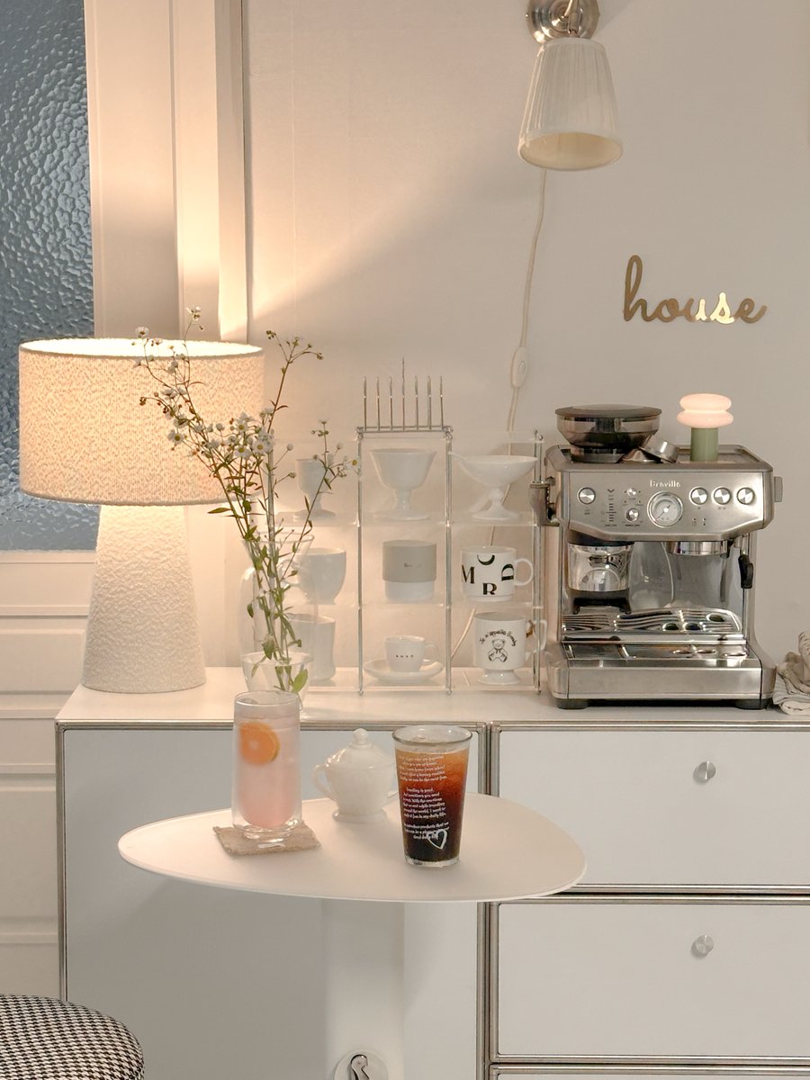 chloeandersonab's tweet photo. Even though I used to always drink hot tea in summer, these days I enjoy it over ice. Even tastes we thought would never change can shift. That’s how the heart is. The night breeze feels so cool. What an exciting summer night. https://t.co/hjus4uYfmh