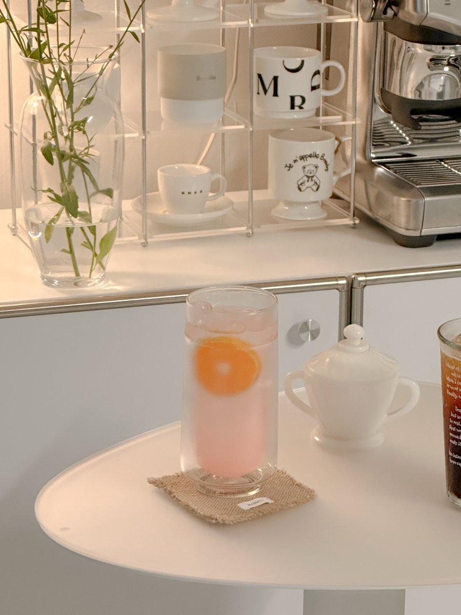 chloeandersonab's tweet photo. Even though I used to always drink hot tea in summer, these days I enjoy it over ice. Even tastes we thought would never change can shift. That’s how the heart is. The night breeze feels so cool. What an exciting summer night. https://t.co/hjus4uYfmh