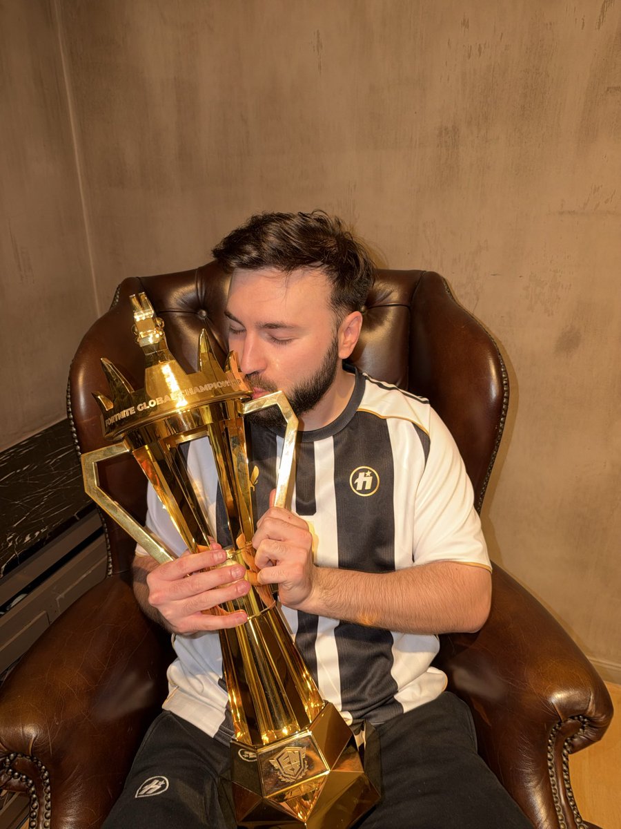 grimzmf's tweet photo. Day 1 as a World Champ 🥹🥳 https://t.co/sLtCHsrkOB