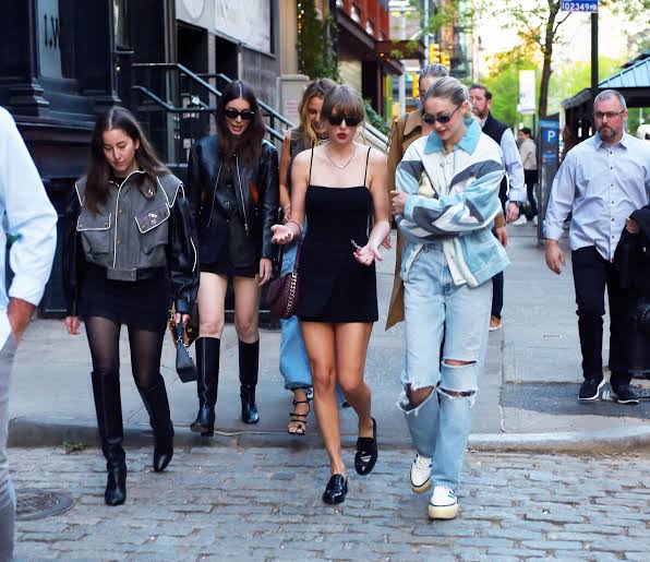 lesbeyonsay's tweet photo. remember when she called her friends to do a liberty walk in the streets of new york after they broke up and every single one of them unfollowed him with immediate effect. id die to be the waiter who served them at the restaurant they sat down to gossip in https://t.co/PbqVcJzaQW