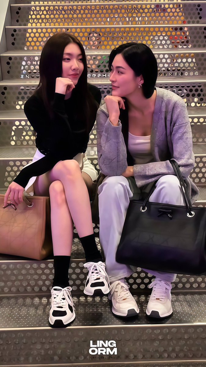 LingOrm_BH's tweet photo. โมเมนต์ 0.38 วินี้น่ะ!!! ไม่ใช่แค่พี่ Lingling Kwong นะคะที่มองน้อง Orm Kornnaphat แต่น้องออมก็มองพี่หลิงเหมือนกันค่ะ 🫠🫠🫠

LINGORM FLY TO DIOR PFW
#LingOrmDiorAirportLook
#LinglingKwong #OrmKornnaphat
#LingOrm #Dior #DiorSummer27 #PFW https://t.co/9R6BXqJiQq