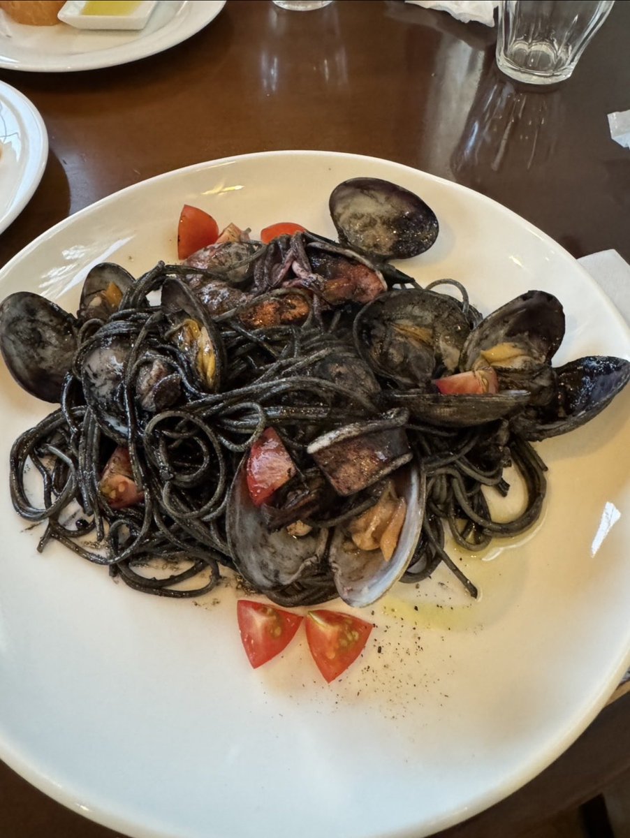 sweetventur's tweet photo. Italian kitchen 🇮🇹🥂
#Squidink #Pasta https://t.co/5WYF2iDdgq