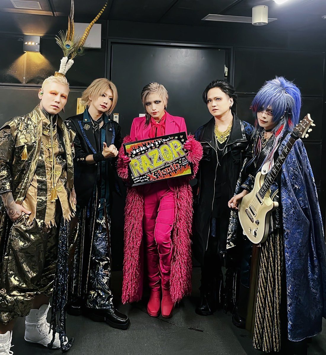 NEWSIDEBEACH's tweet photo. RAZOR 10th ANNIVERSARY ONEMAN TOUR X - tenth -ツアー初日🌟ありがとうございました‼️
初日、2日目からRAZOR節が大炸裂するパフォーマンスで、フロアとステージの熱量がぶつかり合う最高に熱いライブでした🔥🔥
今後のツアーも要チェックです✅✅✅
また新横浜でお待ちしております🙇‍♀️
#NSB
#RAZOR https://t.co/YhJWsAeIhS