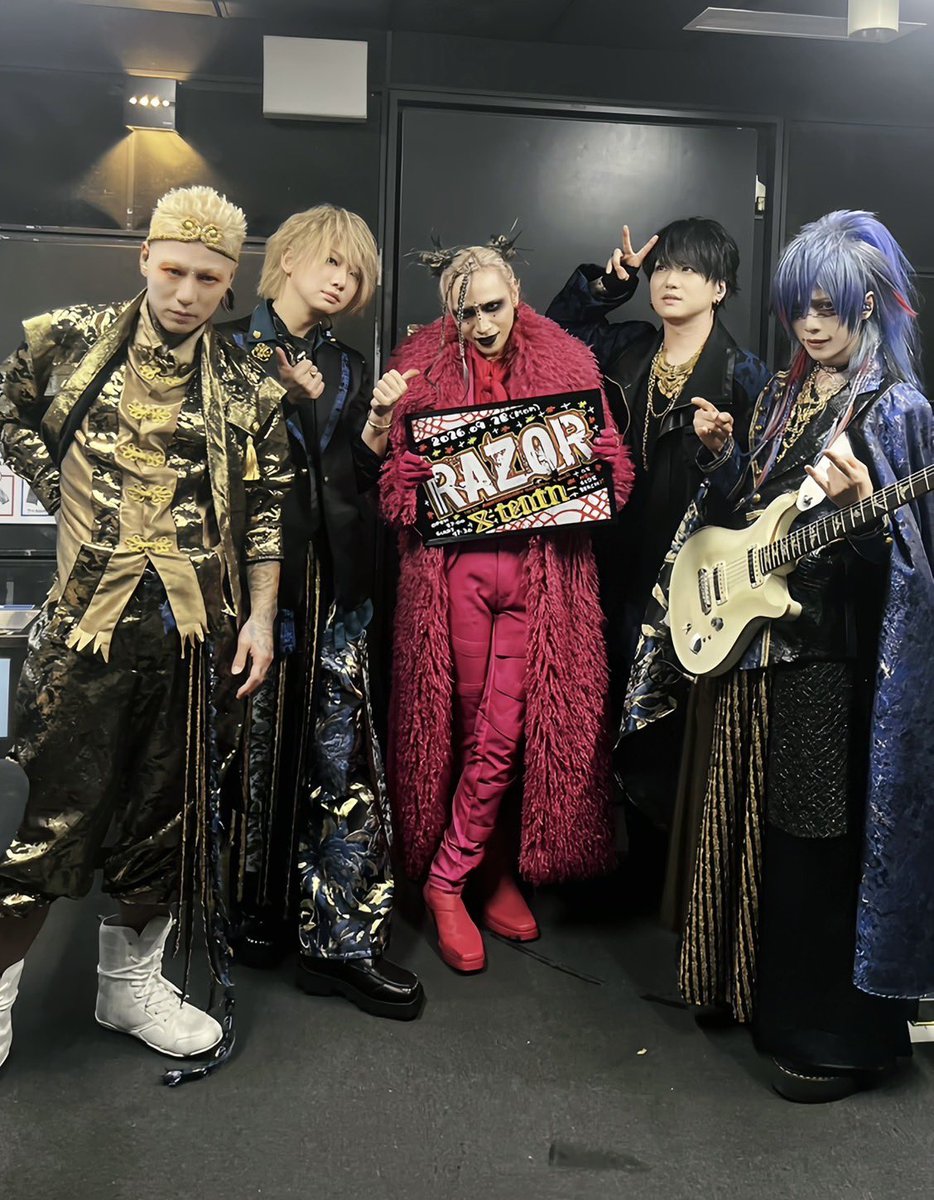 NEWSIDEBEACH's tweet photo. RAZOR 10th ANNIVERSARY ONEMAN TOUR X - tenth -ツアー初日🌟ありがとうございました‼️
初日、2日目からRAZOR節が大炸裂するパフォーマンスで、フロアとステージの熱量がぶつかり合う最高に熱いライブでした🔥🔥
今後のツアーも要チェックです✅✅✅
また新横浜でお待ちしております🙇‍♀️
#NSB
#RAZOR https://t.co/YhJWsAeIhS