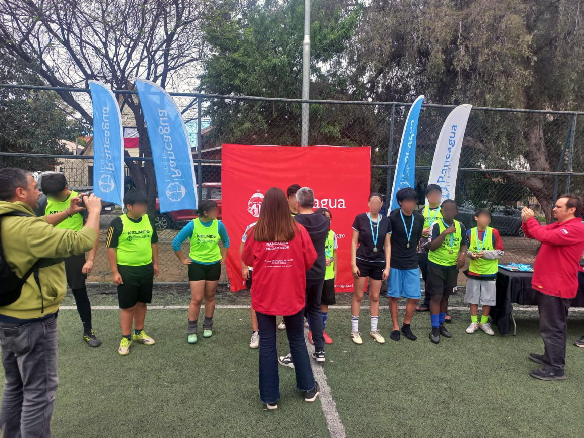 AcjCorporacion's tweet photo. ¡Campeones! 🏆⚽️
Los niños, niñas y adolescentes del PIE ACJ Rancagua Norte conquistaron el cuadrangular "Fútbol en tu Barrio". Una jornada de deporte, risas y comunidad que terminó con la copa en alto.
Lee la crónica completa aquí: 👇https://t.co/UZPFxzyq1w https://t.co/U6VoBTvl3k