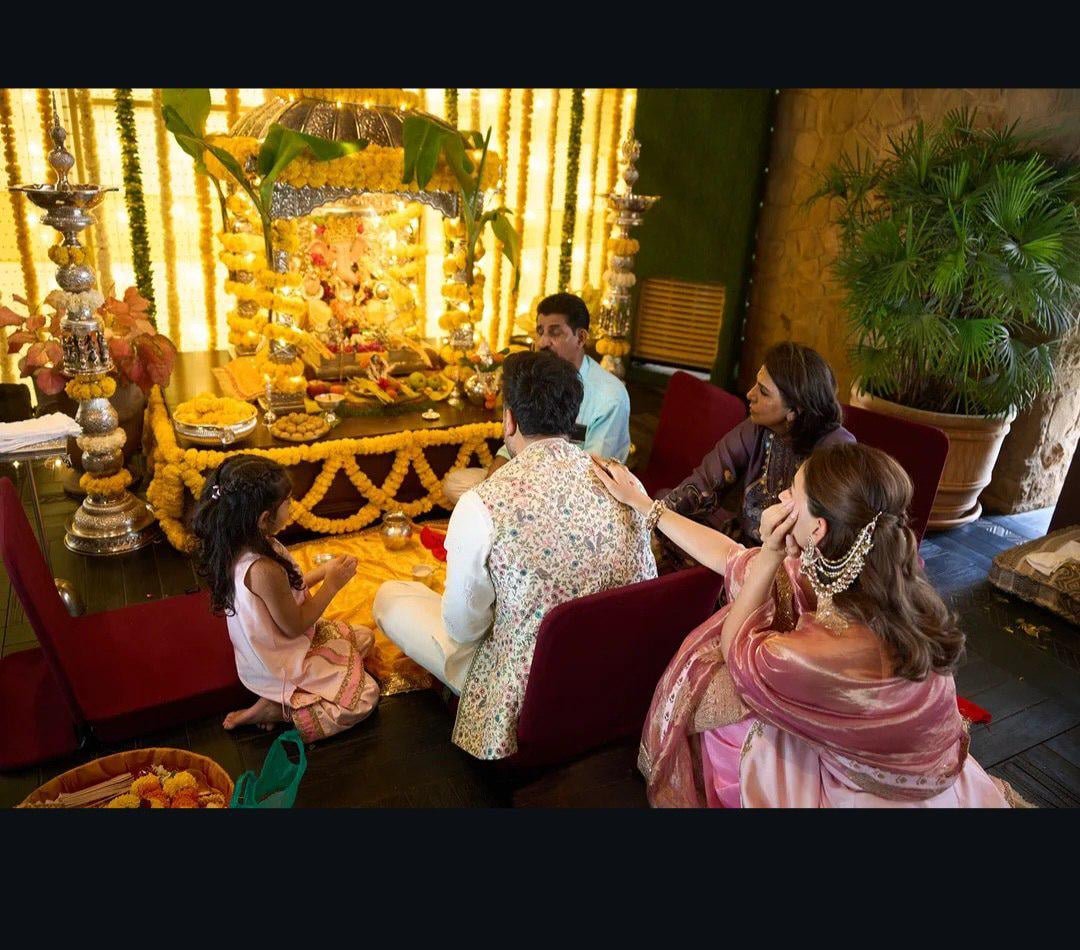 justkudiX_22's tweet photo. Never marry a mama's boy.  

Imagine your husband's mother saying, "You are mine".
Like, excuse me, is not he married to Alia? 😂

And the pooja scene! 

The wife usually sits beside her husband while the mother puts her hand on his shoulder. Here, it was the exact opposite.😭 https://t.co/fVP9HaJjJ9