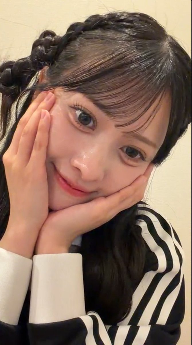otsuyu0109's tweet photo. 気が付いたらなぎゅの
インスタライブ100枚位スクショしてた

なぎゅに一言
なぎゅ！自分の魅力が解ってない！！！
目を大きく顔を小さい加工？
それ素のなぎゅだよ！
加工が似合うわけないじゃん
実物のなぎゅが一番カワイイに
決まってるじゃん

すいません　熱くなり過ぎた
なぎゅの制服(25)ｗ早く見たいです

#庄司なぎさ
#すいすて