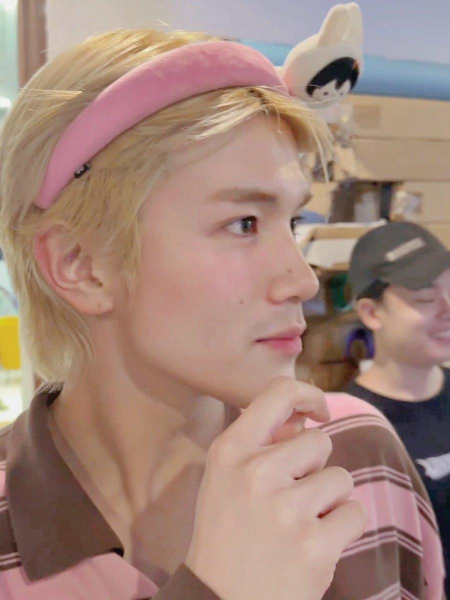 justonlyme1919's tweet photo. อย่าให้ลูกชั้นได้เกล้าผมยกสูงคอนแทคฟ้าบ้างละกันน เธอกับลูกชั้นก็ต่างกันแค่ชื่อแหละว้าา https://t.co/Mageg6dbHP