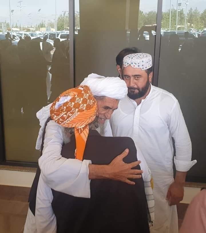 MShoaibJUI_'s tweet photo. قائد محترم اور شہید اسلام کے 2019 کے تاریخی ملین مارچ کے بعد ائیرپورٹ پر واپسی کے آخری جھلک
#یوم_شہادت_مولانامحمدحنیف https://t.co/IqKvpFrOiU