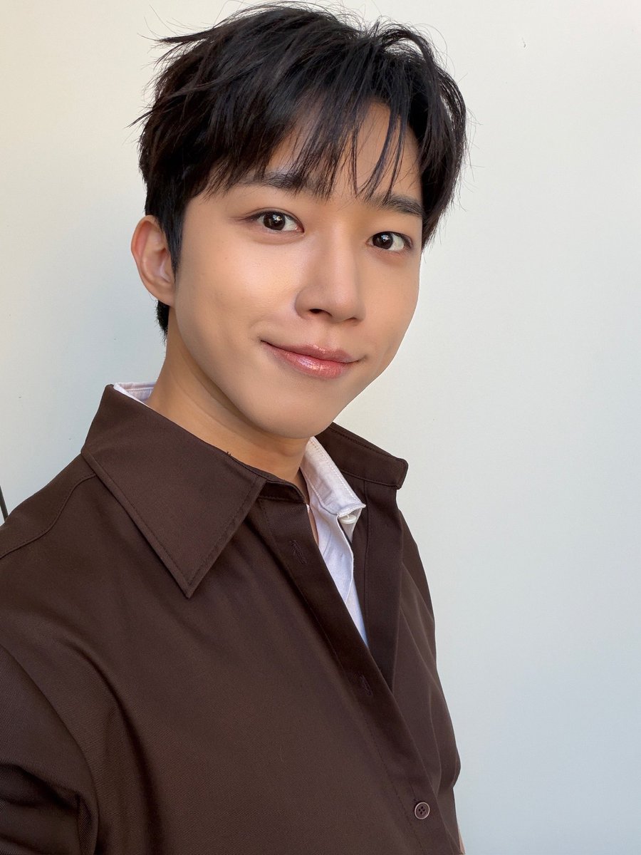 NFlyingofficial's tweet photo. 청계광장에서 월요일 화이팅했다💕

#NFlying #엔플라잉 #서동성 #SeoDongSung https://t.co/1AoTGqSVzc