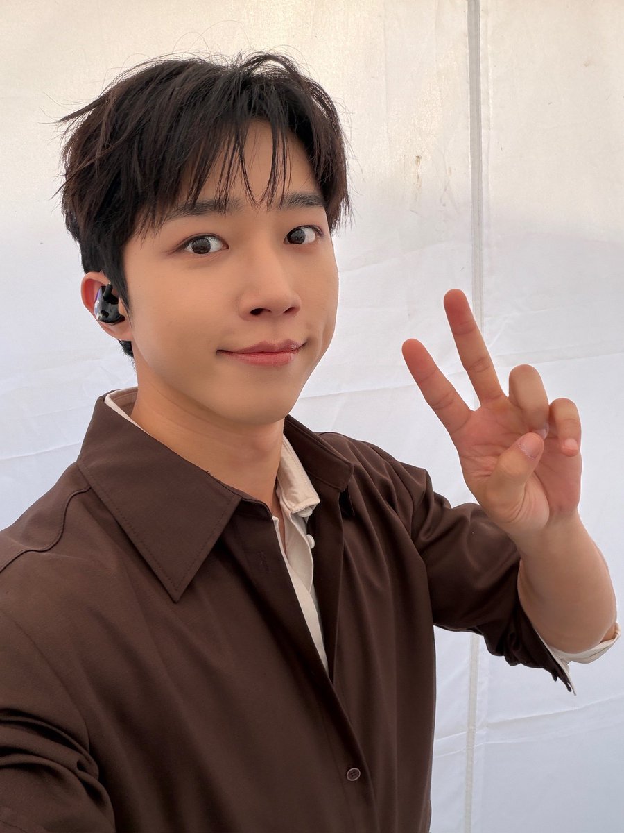 NFlyingofficial's tweet photo. 청계광장에서 월요일 화이팅했다💕

#NFlying #엔플라잉 #서동성 #SeoDongSung https://t.co/1AoTGqSVzc
