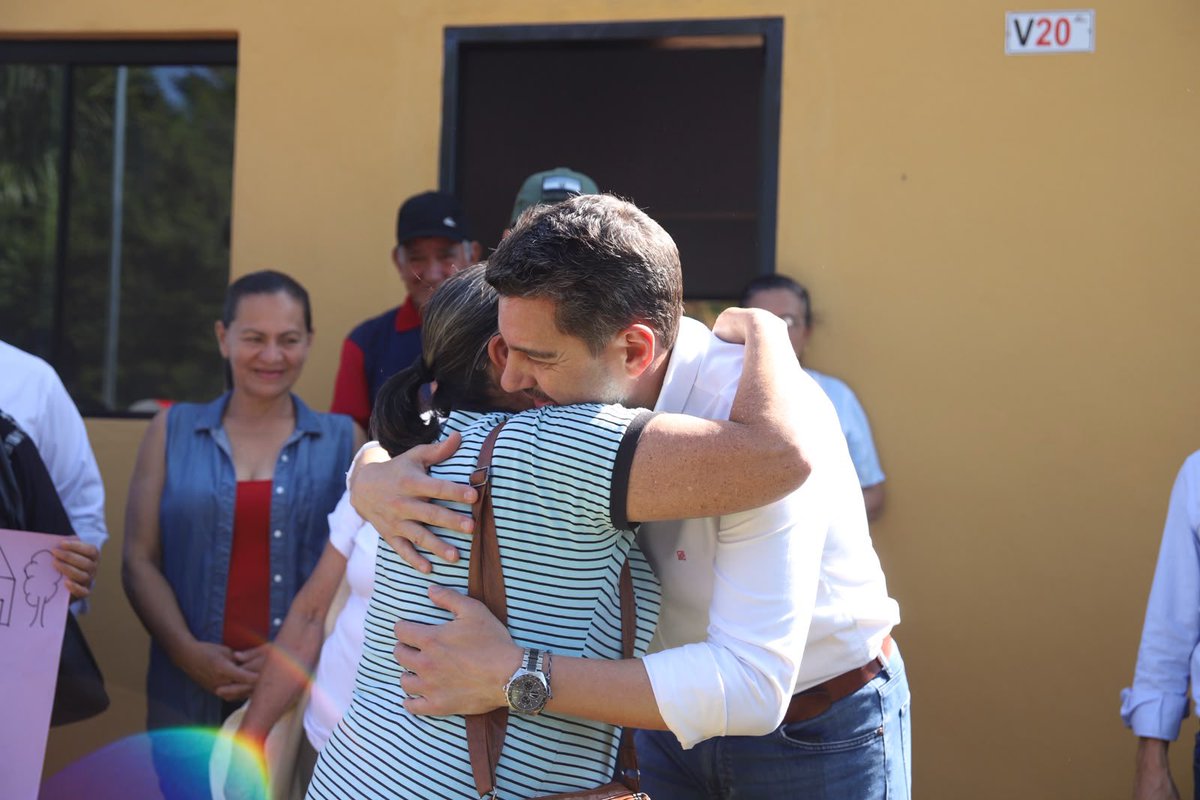 AllianaPedro's tweet photo. ¡Un sueño que hoy se hace realidad! 

Llegamos a la Colonia San Blas, de Coronel Oviedo, para seguir entregando viviendas. Para muchas de estas familias, tener una casa propia durante años fue un sueño que parecía imposible. Hoy les estamos cumpliendo ese sueño.

Nuestra prioridad es llegar a la gente que más necesita.