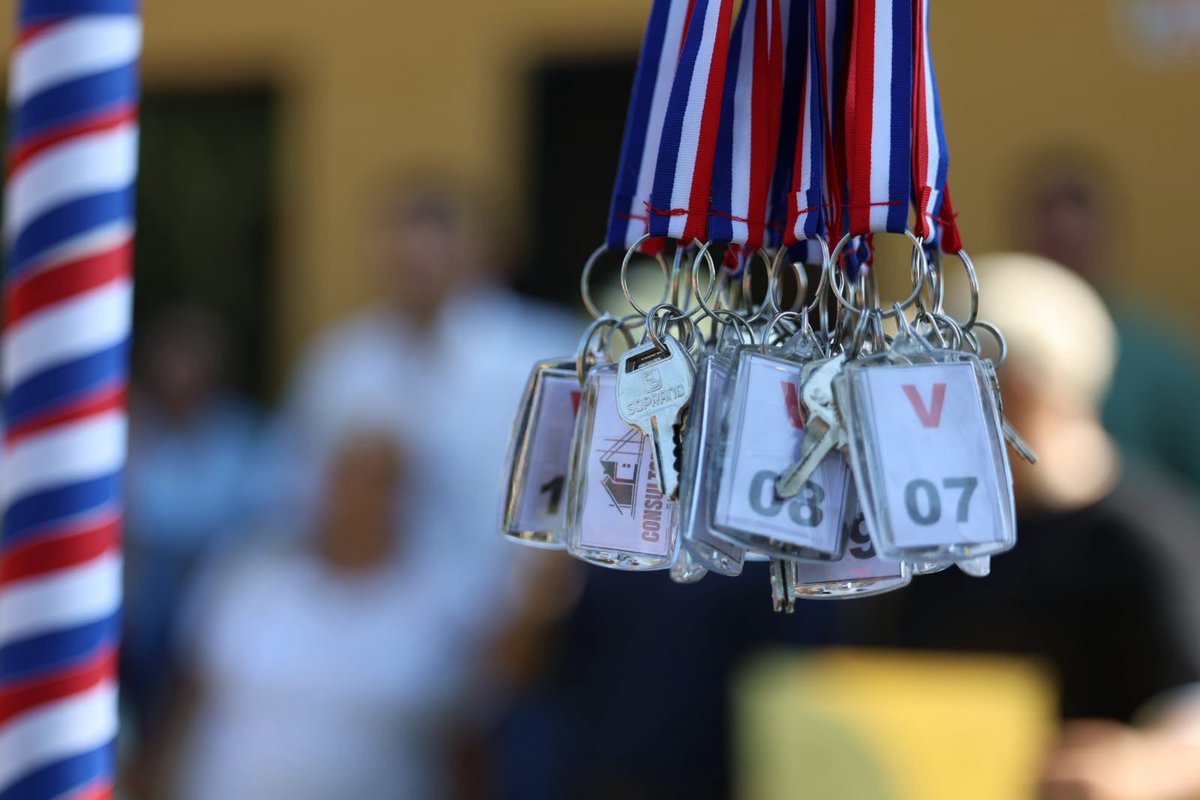 AllianaPedro's tweet photo. ¡Un sueño que hoy se hace realidad! 

Llegamos a la Colonia San Blas, de Coronel Oviedo, para seguir entregando viviendas. Para muchas de estas familias, tener una casa propia durante años fue un sueño que parecía imposible. Hoy les estamos cumpliendo ese sueño.

Nuestra prioridad es llegar a la gente que más necesita.
