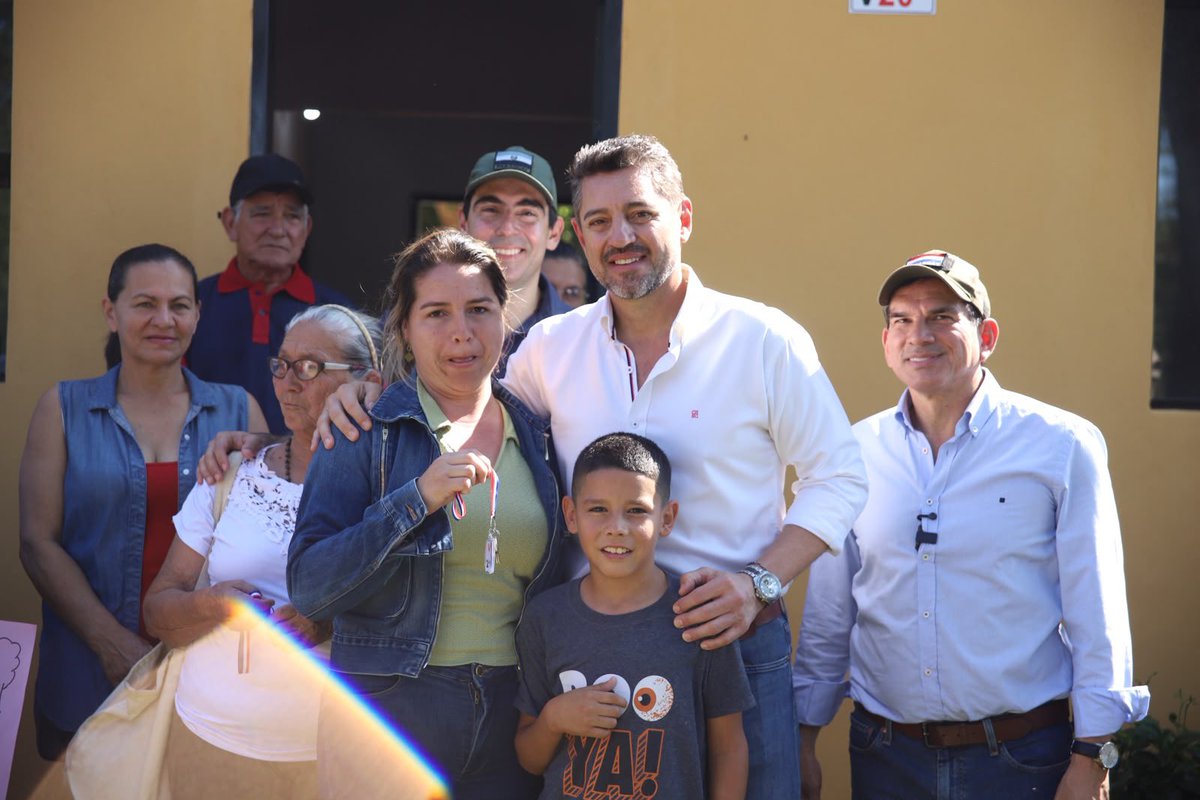 AllianaPedro's tweet photo. ¡Un sueño que hoy se hace realidad! 

Llegamos a la Colonia San Blas, de Coronel Oviedo, para seguir entregando viviendas. Para muchas de estas familias, tener una casa propia durante años fue un sueño que parecía imposible. Hoy les estamos cumpliendo ese sueño.

Nuestra prioridad es llegar a la gente que más necesita.