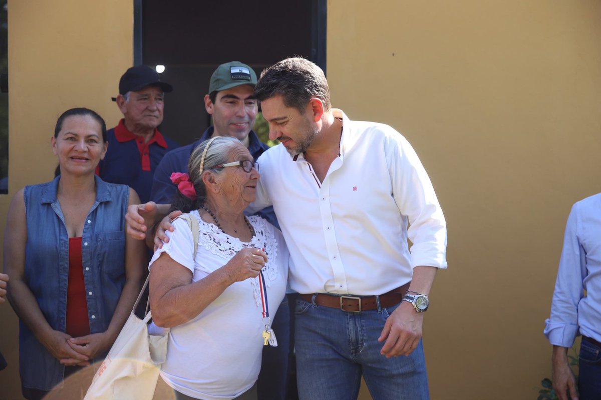 AllianaPedro's tweet photo. ¡Un sueño que hoy se hace realidad! 

Llegamos a la Colonia San Blas, de Coronel Oviedo, para seguir entregando viviendas. Para muchas de estas familias, tener una casa propia durante años fue un sueño que parecía imposible. Hoy les estamos cumpliendo ese sueño.

Nuestra prioridad es llegar a la gente que más necesita.